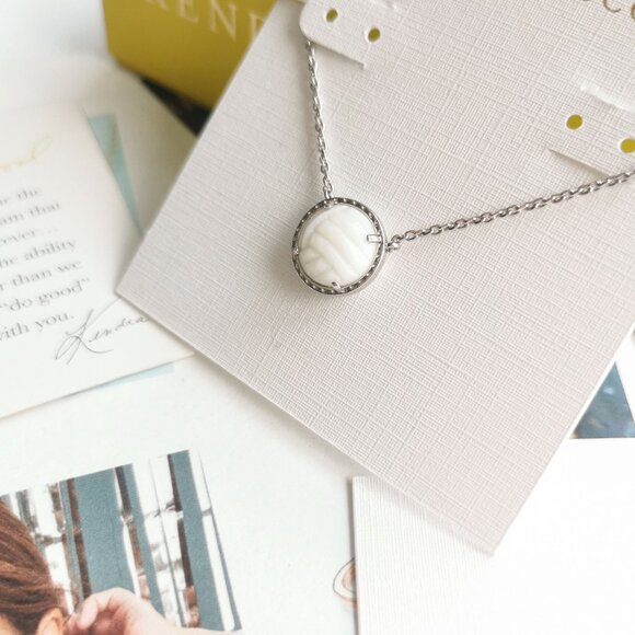 New Kendra Scott Volleyball White Mother-of-Pearl Necklace Silver - Picture 2 of 4
